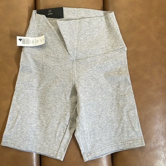 BNWT Aritzia TNA Chill 7” Hi Rise Shorts - Picture 3 of 5